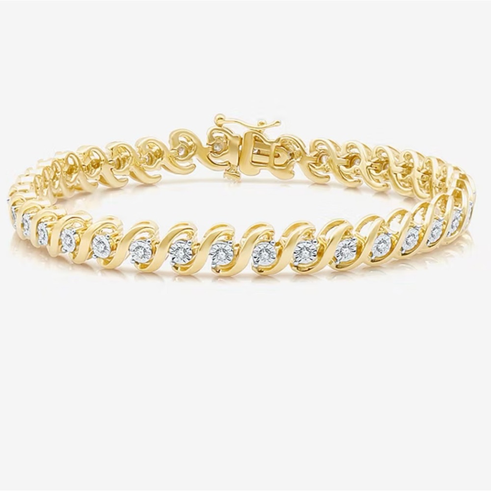Elegant Gold and Diamond Bracelet
